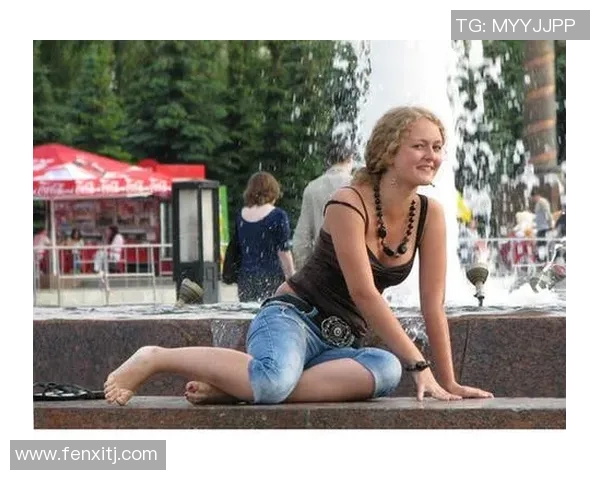 美女与足球明星的浪漫瞬间壁纸分享让你感受爱与激情的完美结合