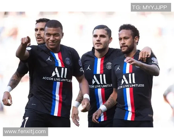 克莱与足球明星亲密合影展现运动激情与友谊的瞬间